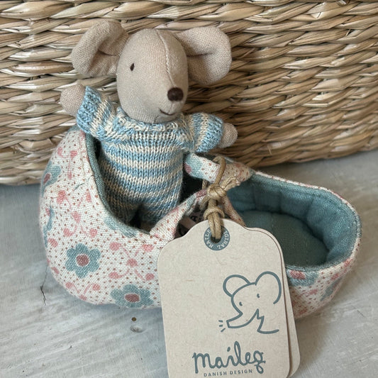 Maileg Baby Maus in der Tragetasche als Geschenk für Kinder München