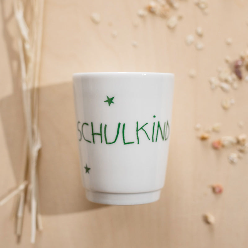 Porzellan Becher "Schulkind", grün