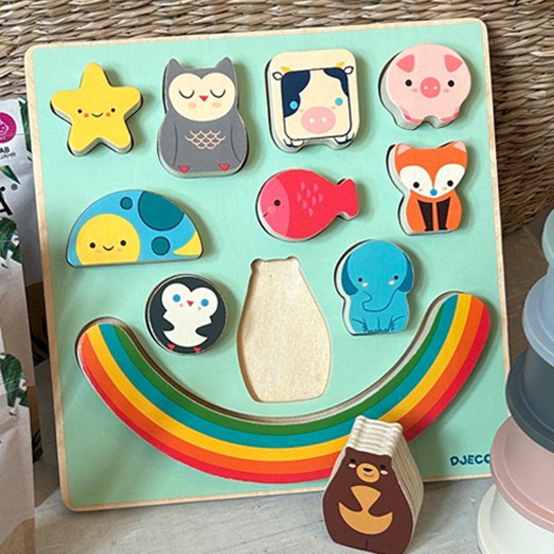 Djeco Rainbow Balancespiel mit zehn Tiermotiven auf dem bunten Regenbogen