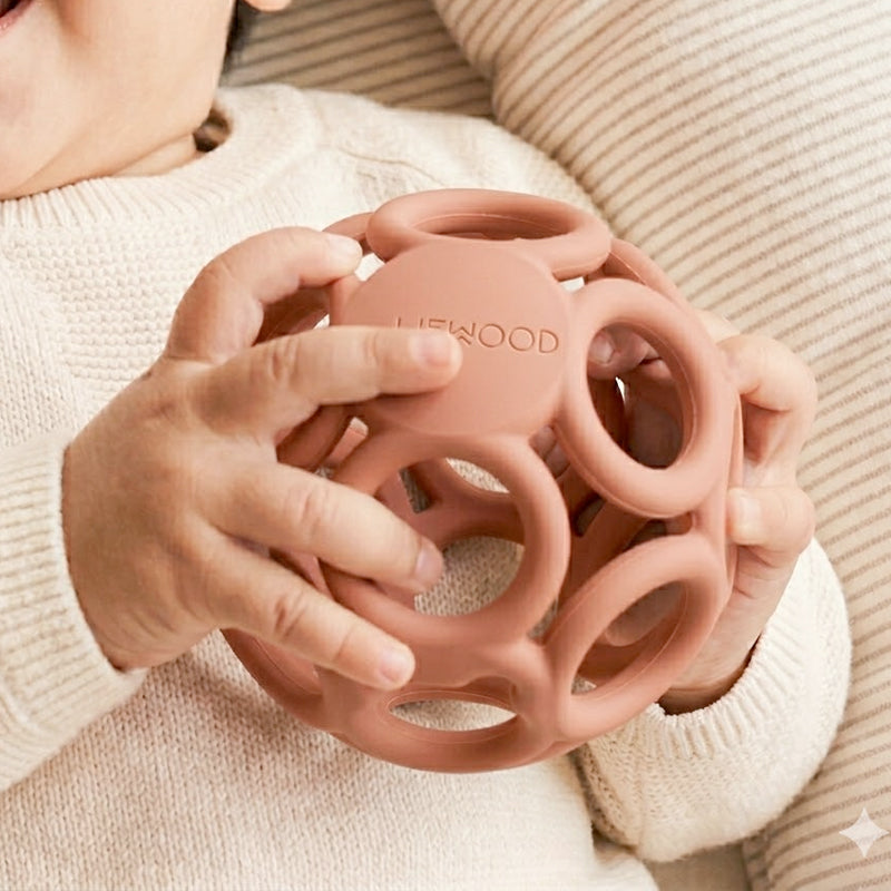 Baby spielt mit Beißring Ball JASMIN aus weichem Silikon bei SENT FROM HEAVEN