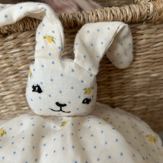 Konges Sløjd Kuscheltuch Hase mit Zitronenprint