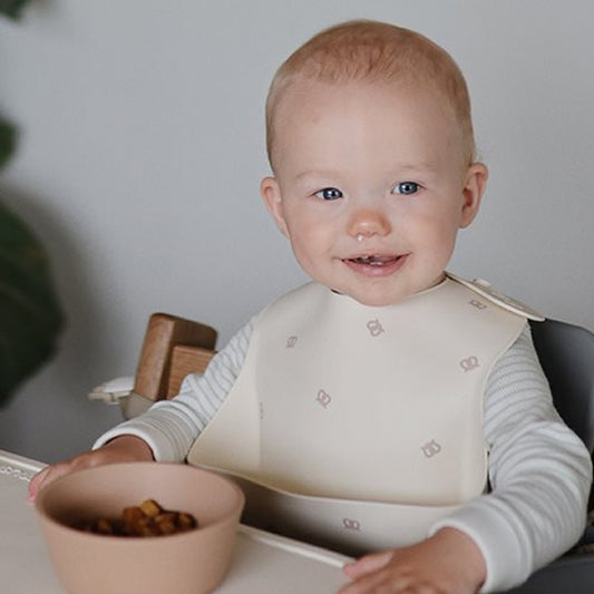 Baby mit Silikonätzchen Breze Mushie bei Babymahlzeit