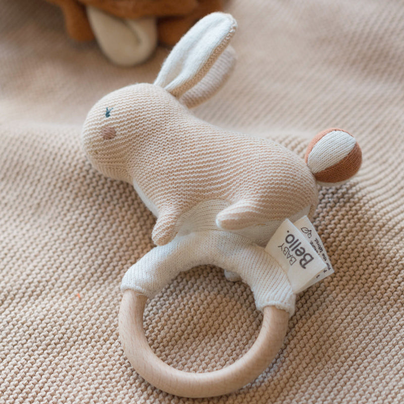Baby Bello Beißring Hase, gestrickt mit Holz als Babygeschenk im SENT FROM HEAVEN München