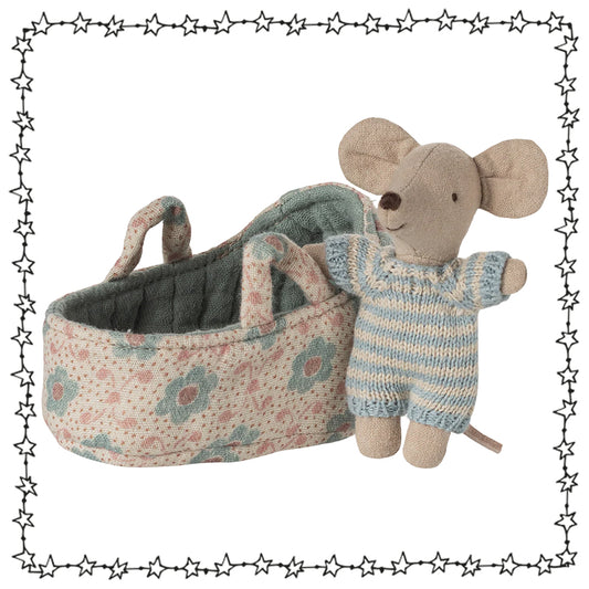 Maileg Baby Maus in Tragetasche blau mit geblümter Babytragetasche