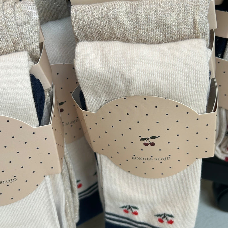 Konges Sløjd Strumpfhosen für Kinder mit Kirschprint und Glitzerdetails