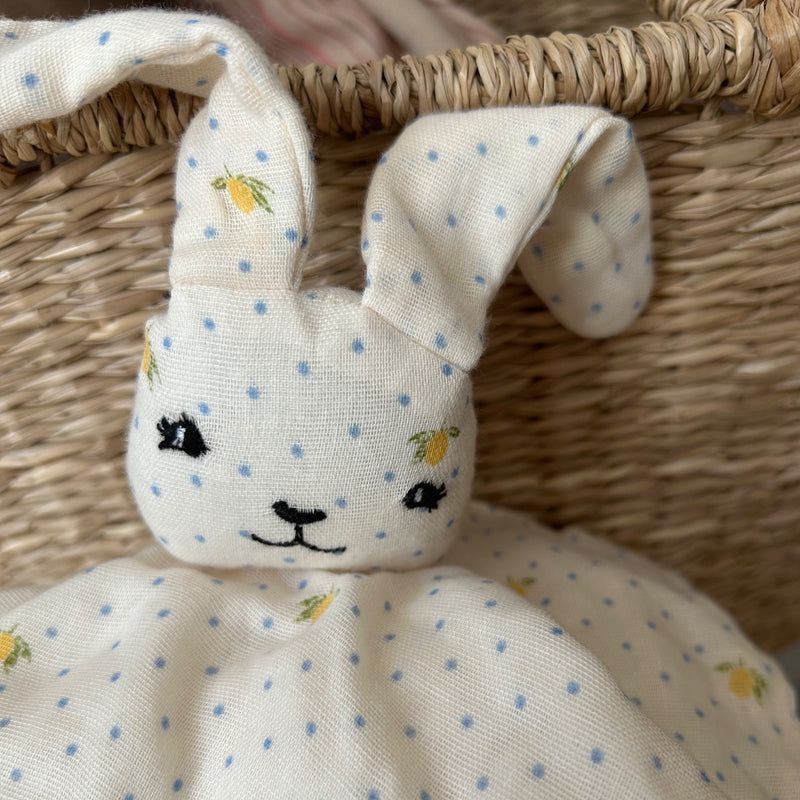 Konges Sløjd Kuscheltuch Hase mit Zitronenprint