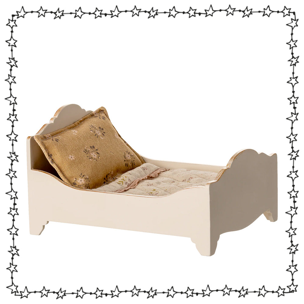 Maileg Bett für Mäuse aus Holz in Cremeweiß mit Bettwäsche-Set, Artikelnummer 11-5004-00 – ideales Geschenk für Kinder und Sammler