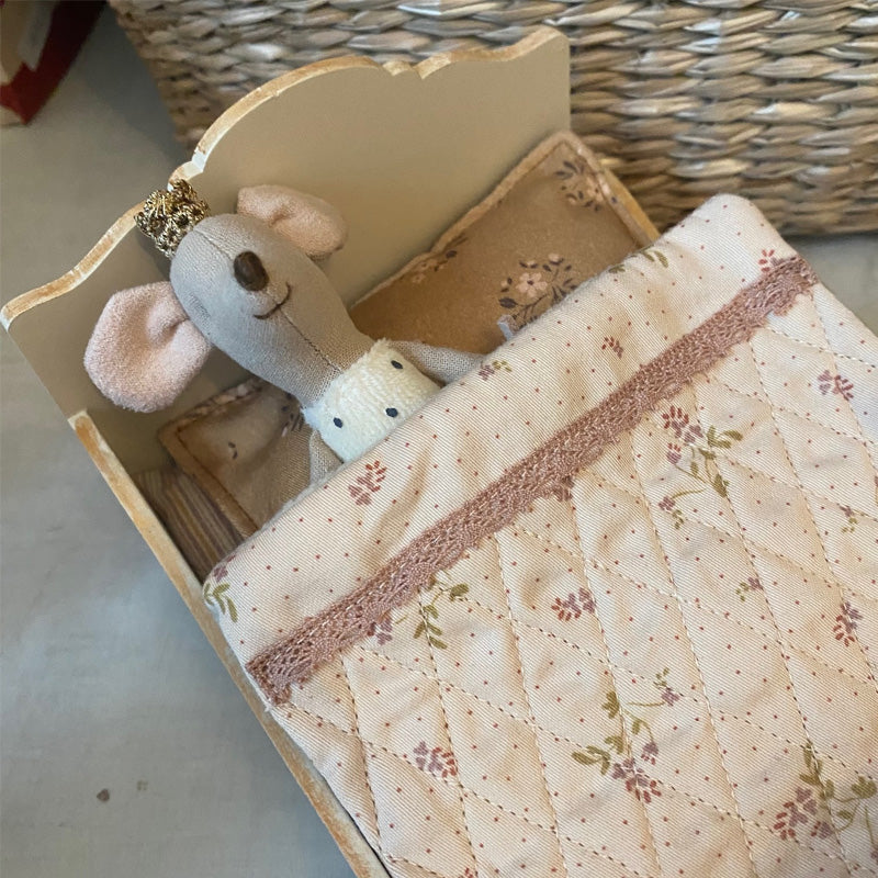 Detailaufnahme des Maileg Holzbett-Zubehörs in Off-White mit Bettwäsche – skandinavisches Miniatur-Möbelstück für kreatives Spielen