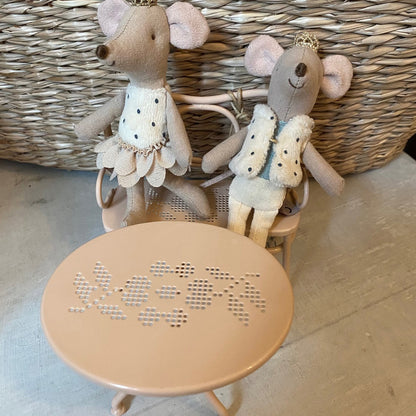 Maileg rosa Metalltisch mit Bank für Mäuse im Concept Store München