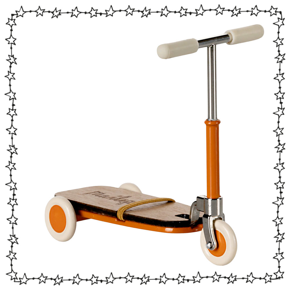 Maileg Kick-Board Roller Maus 11-5102-01 orange mit Holz- und Metall-Details – Puppenhaus-Zubehör.