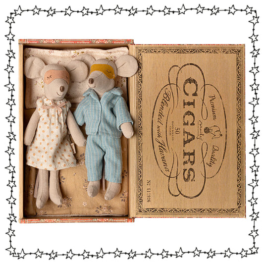 Maileg Mama & Papa Mäuse in Zigarrenschachtel 17‑3302‑00 – Eltern‑Mäuse mit Bettzeug im nostalgischen Miniatur‑Set.