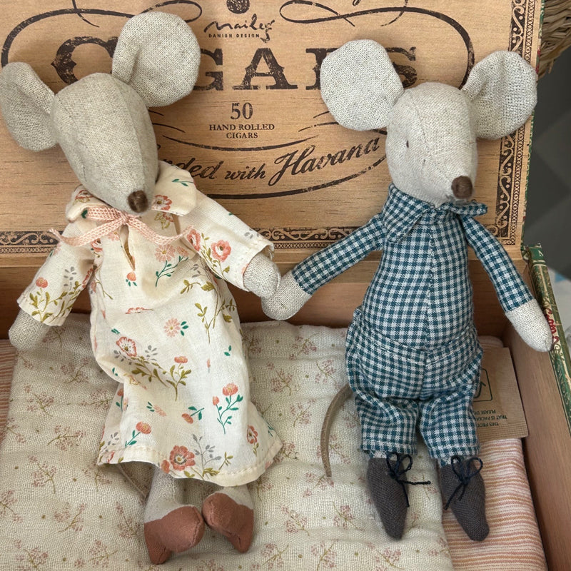 Maileg Oma und Opa Mäuse in Zigarrenschachtel Bett als Geschenkidee