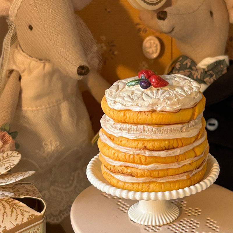 Kleine Dekotorte von Maileg für Geburtstagsfeiern und Rollenspiele mit Mäusen