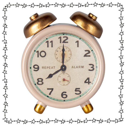 Maileg Wecker Maus 11-5100-01 in Powder (rosa) – Miniatur-Uhr aus Metall für Puppenhaus.