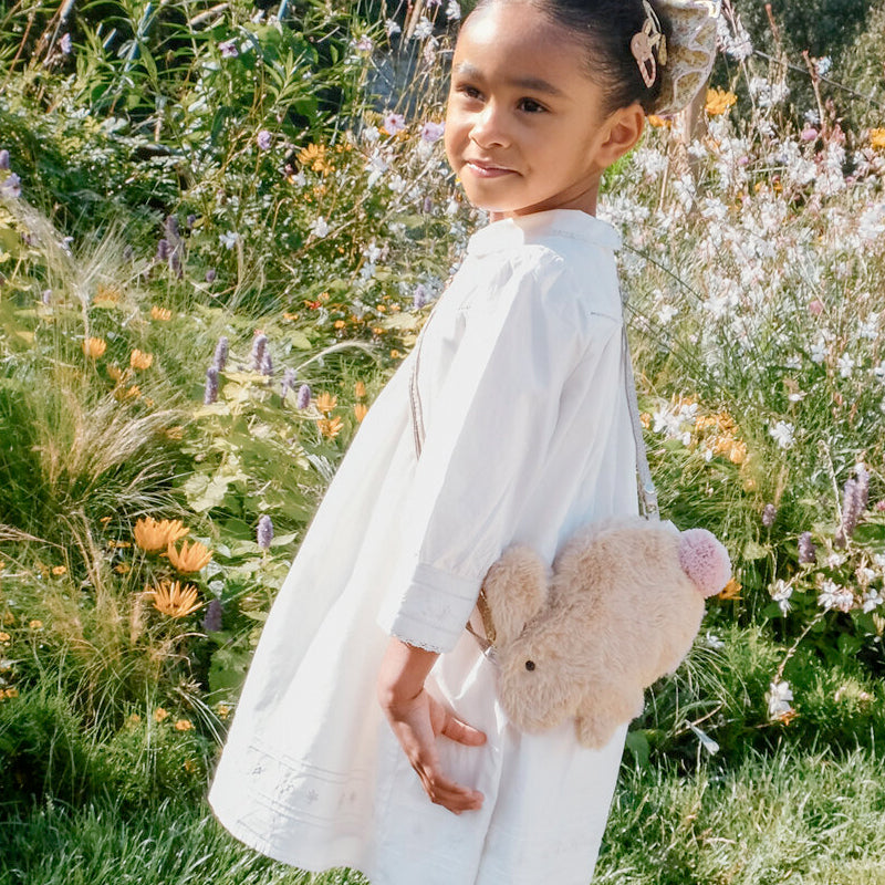 Mädchen trägt Umhängeatsche von Rockahula in München