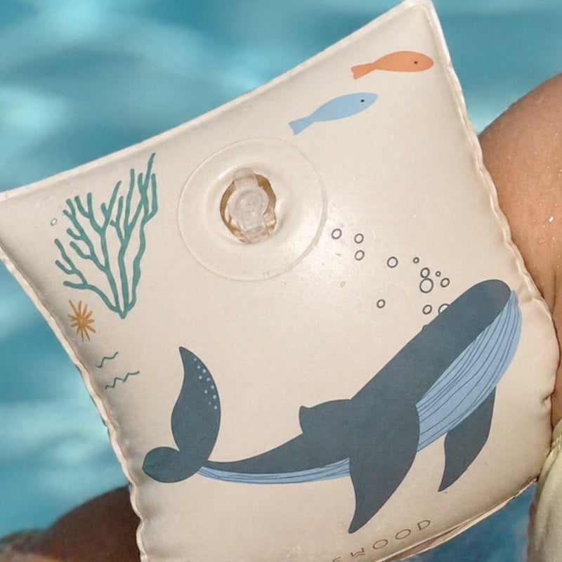 Schwimmflügel Sea Creatures Liewood mit Wal und anderen Fischen