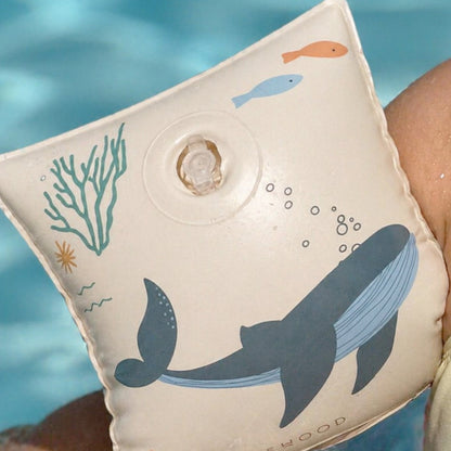 Schwimmflügel Sea Creatures Liewood mit Wal und anderen Fischen