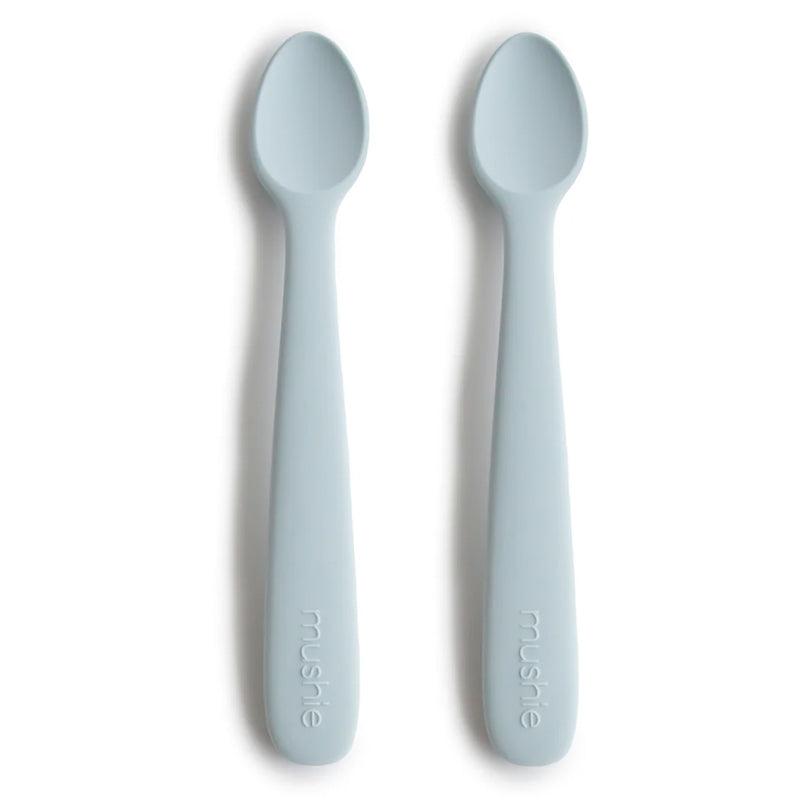 Mushie Baby Löffel aus Silikon in Powder Blue – schadstofffreies Besteck für Jungen & Mädchen.