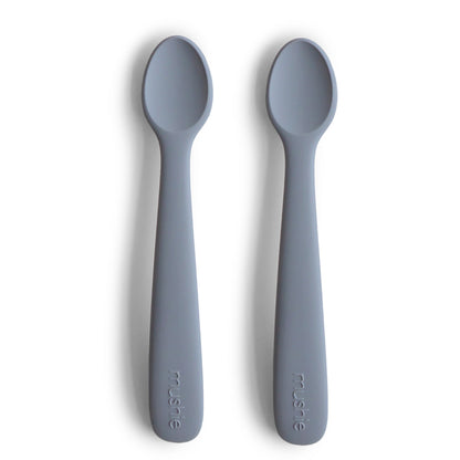 Mushie Silikonlöffel Tradewinds – stilvolles blau-graues Babybesteck, erhältlich in München.