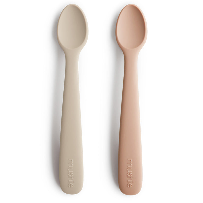 Mushie Silikonlöffel in Blush – zartrosa Beikostlöffel aus weichem Silikon für zahnende Babys.