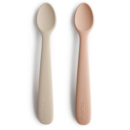 Mushie Silikonlöffel in Blush – zartrosa Beikostlöffel aus weichem Silikon für zahnende Babys.