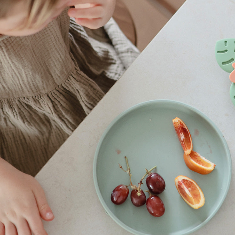 Mushie Beikost-Set aus Silikon in skandinavischen Farben – Ästhetisches Kindergeschirr mit Teller, Becher und Löffel für ein entspanntes Familienessen