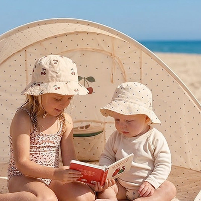 Kinder im Strand in der handlichen Strandmuschel von Konges Slooijd
