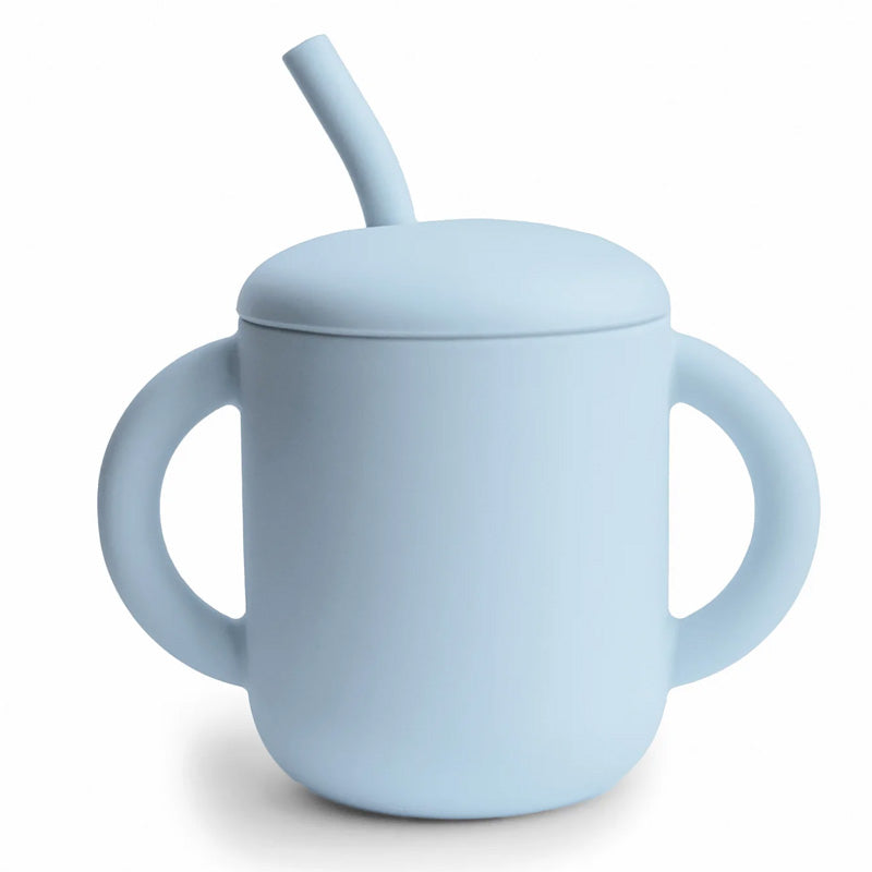 Mushie Trinklerbecher Powder Blue aus weichem Silikon – ideal zum selbstständig Trinken lernen