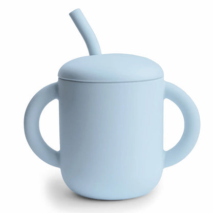 Mushie Trinklerbecher Powder Blue aus weichem Silikon – ideal zum selbstständig Trinken lernen
