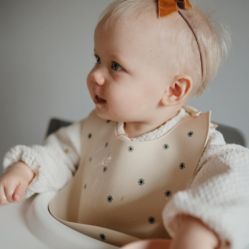 Mushie Silikonlätzchen bei Babymahlzeit