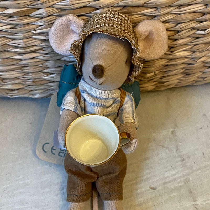 Wandermaus Maileg hält mit magnetischen Händen Tasse in der Hand