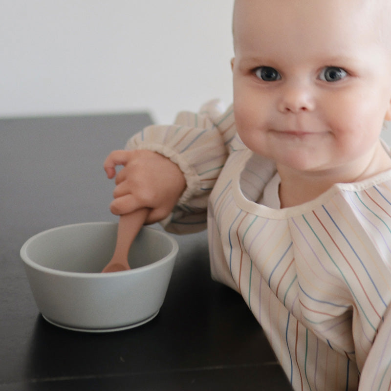 Baby lernt essen mit der Mushie Silikonschüssel im skandinavischen Design – Beikost Essentials