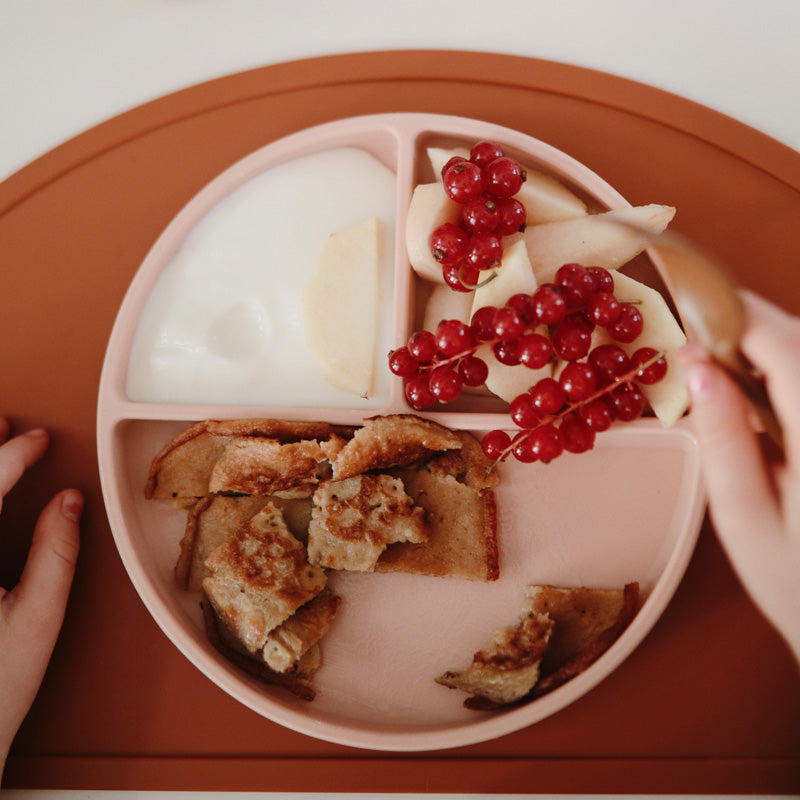 Gedeckter Kindertisch mit Mushie Divided Plate und Silikonbesteck – Skandinavisches Design für einen entspannten Beikoststart